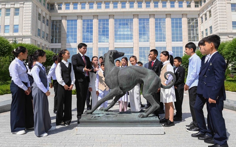 100 schoolchildren from across Kazakhstan take tour of Akorda Presidential Palace 