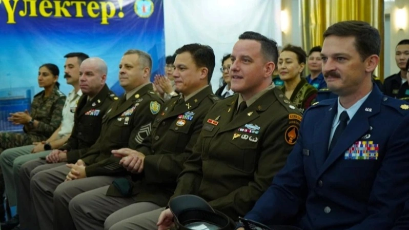 Чет эллик ҳарбийлар Қозоғистонда тил курсларини тугатганликлари ҳақида сертификатлар олдилар