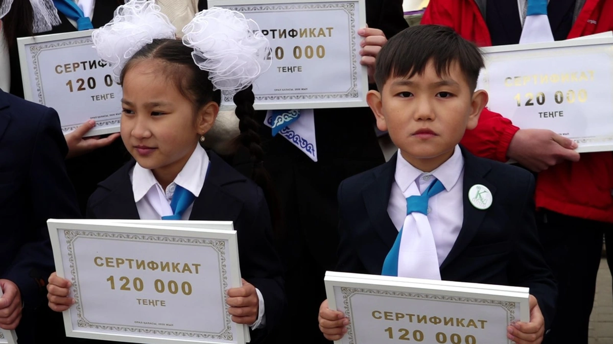 БҚО-да 90 оқушыға 120 мың теңгелік қаржылай сертификат табысталды