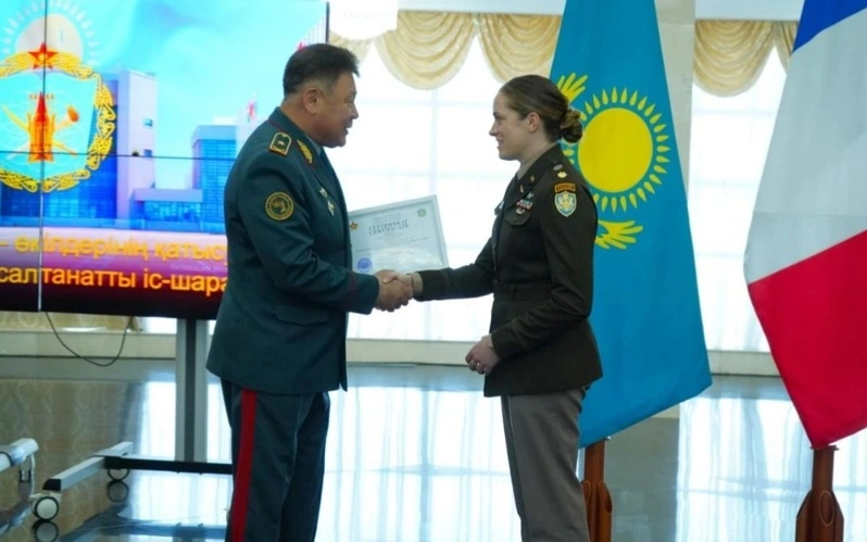 Чет эллик ҳарбийлар Қозоғистонда тил курсларини тугатганликлари ҳақида сертификатлар олдилар