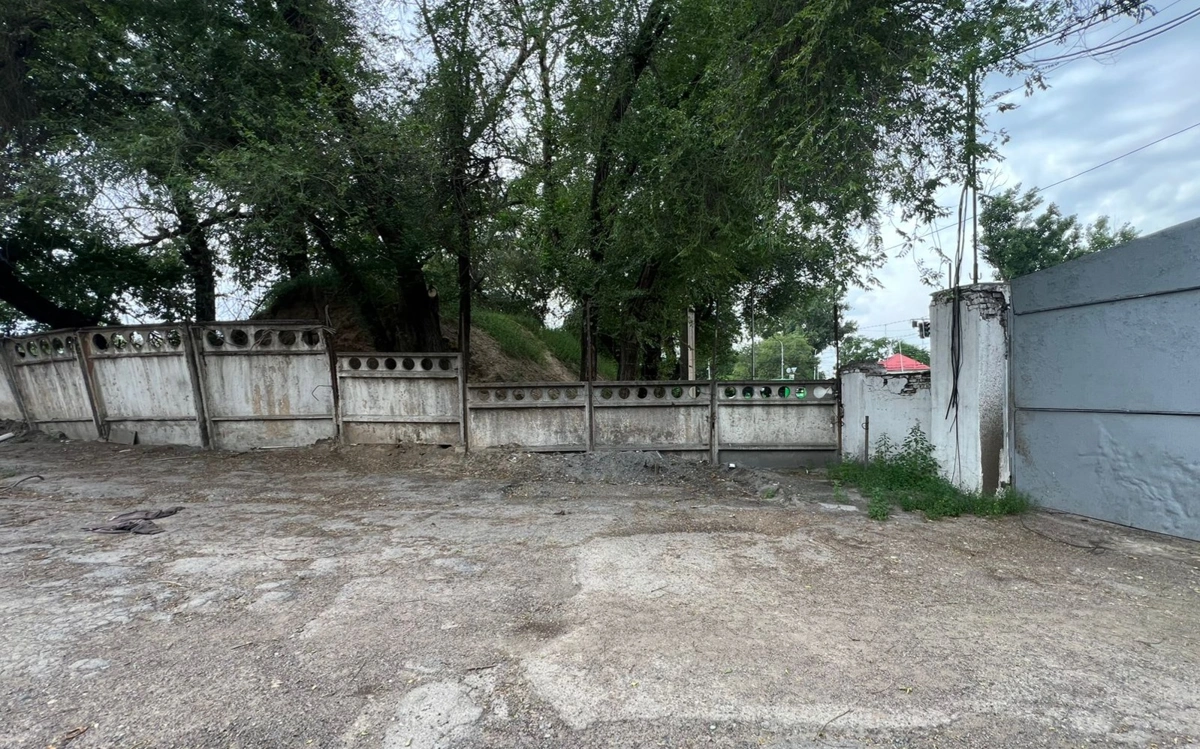 Верненская крепость в Алматы в мусоре: собственника участка наказали