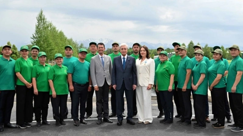 Давлат раҳбари GREEN ЕСО иссиқхона мажмуаси билан танишди