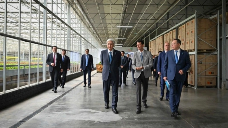 Давлат раҳбари GREEN ЕСО иссиқхона мажмуаси билан танишди