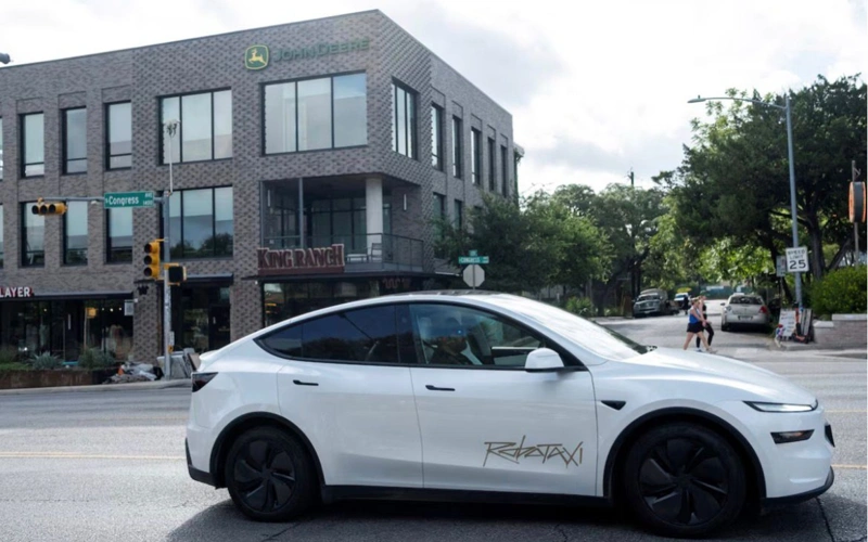 Tesla запустила беспилотные роботакси в США