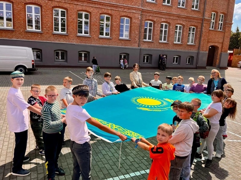 Kazakh culture and Dimash Qudaibergen’s artistry take center stage at school event in Poland