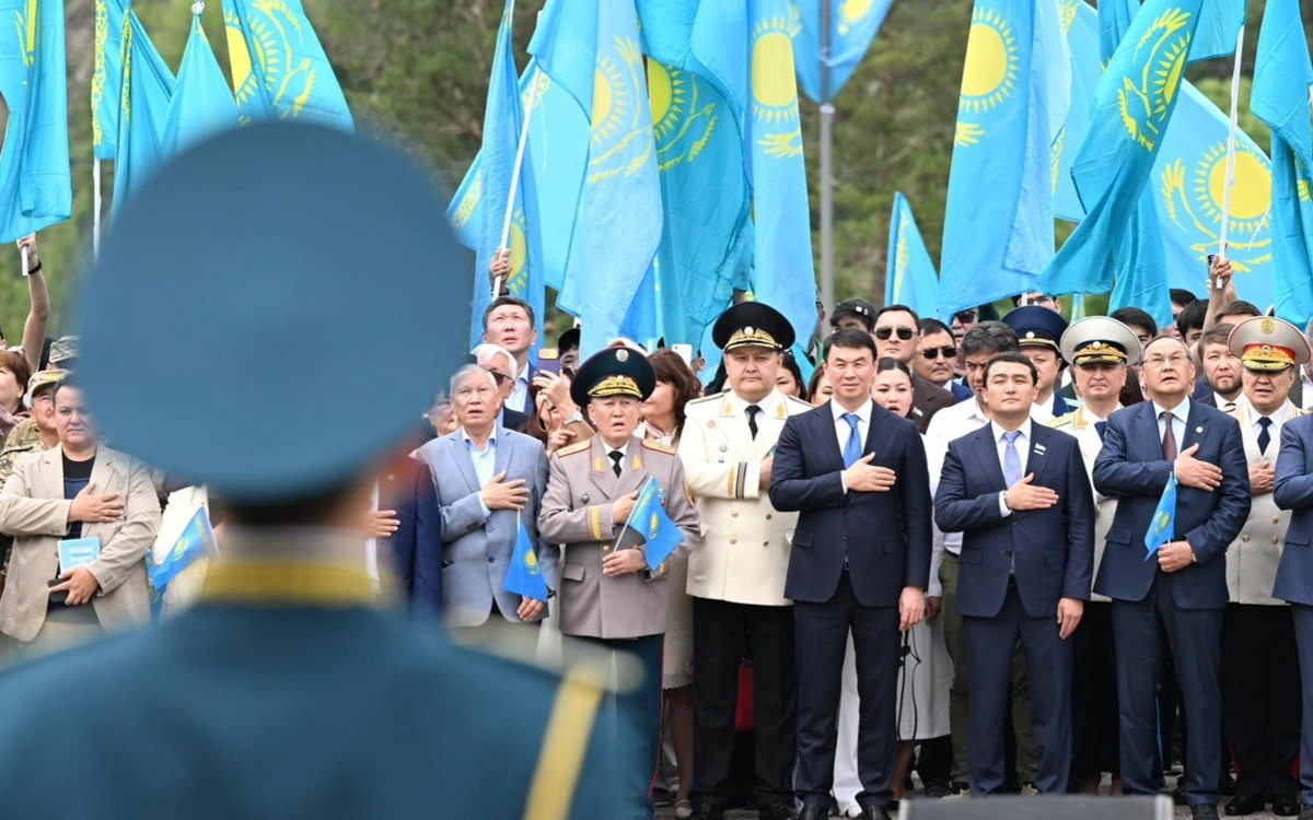  Государственный флаг в честь Дня символов торжественно подняли в Алматы 