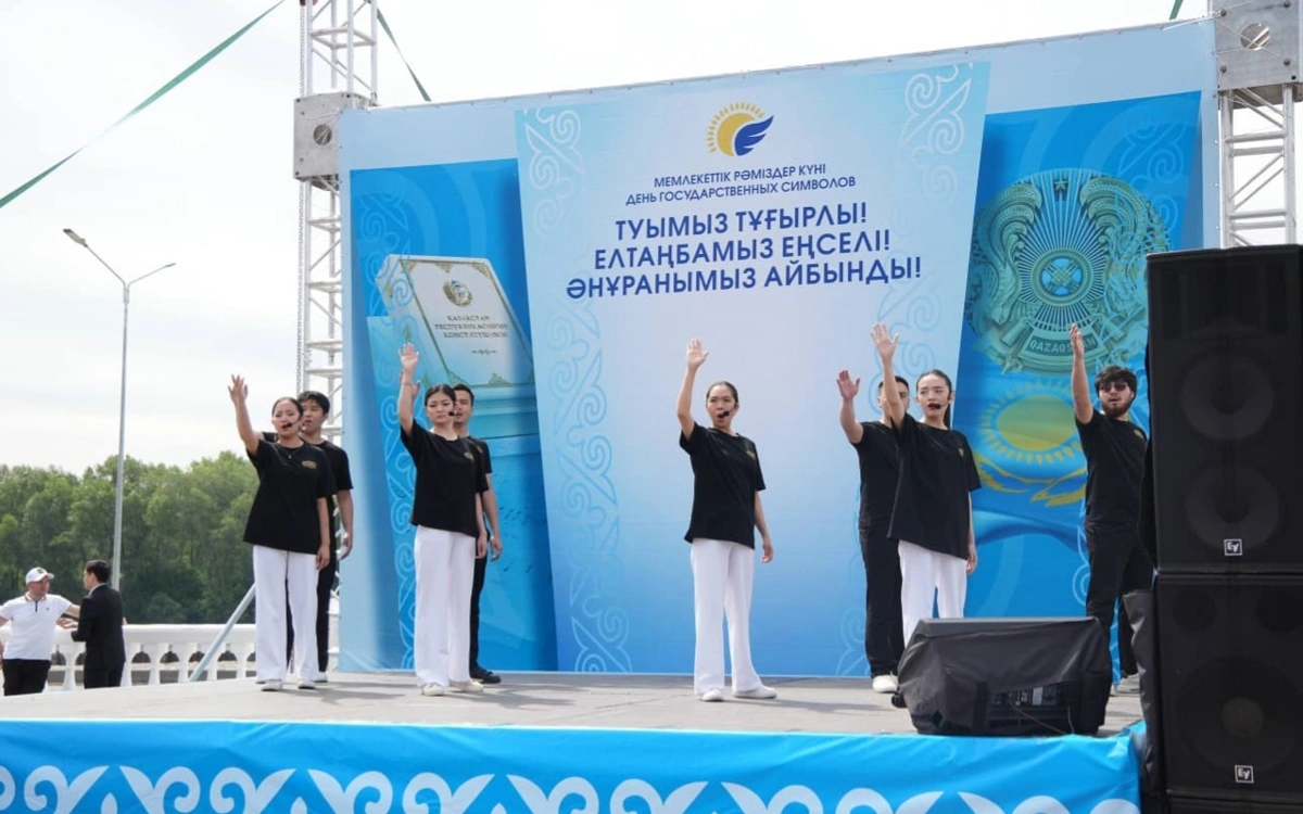 Флаг на 40-метровом флагштоке подняли в Усть-Каменогорске