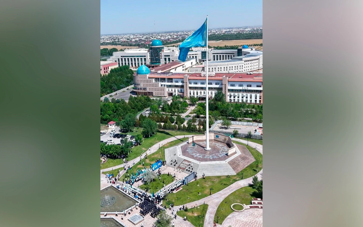 Церемония поднятия Государственного флага прошла в Туркестане
