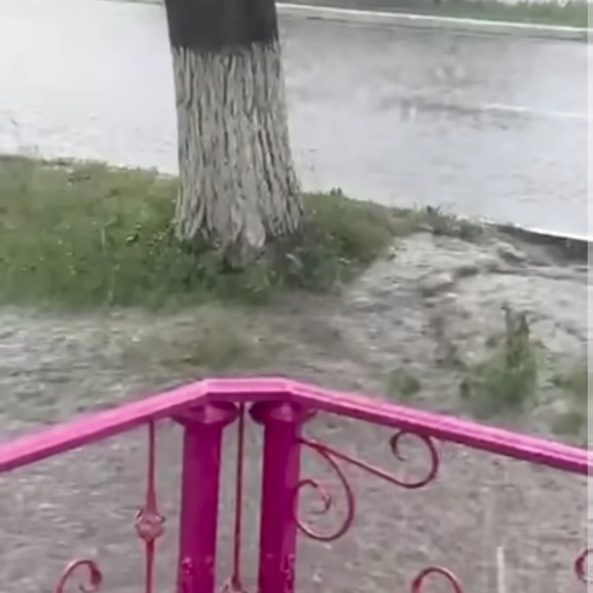 Ливень с градом затопили улицы и дома в одном из городов Акмолинской области