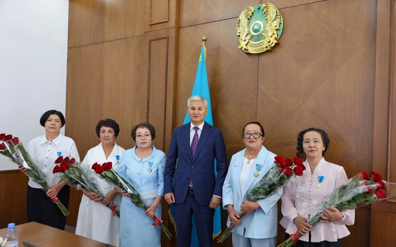 Ұлытау облысының әкімі педагогтерге мемлекеттік наградалар табыс етті