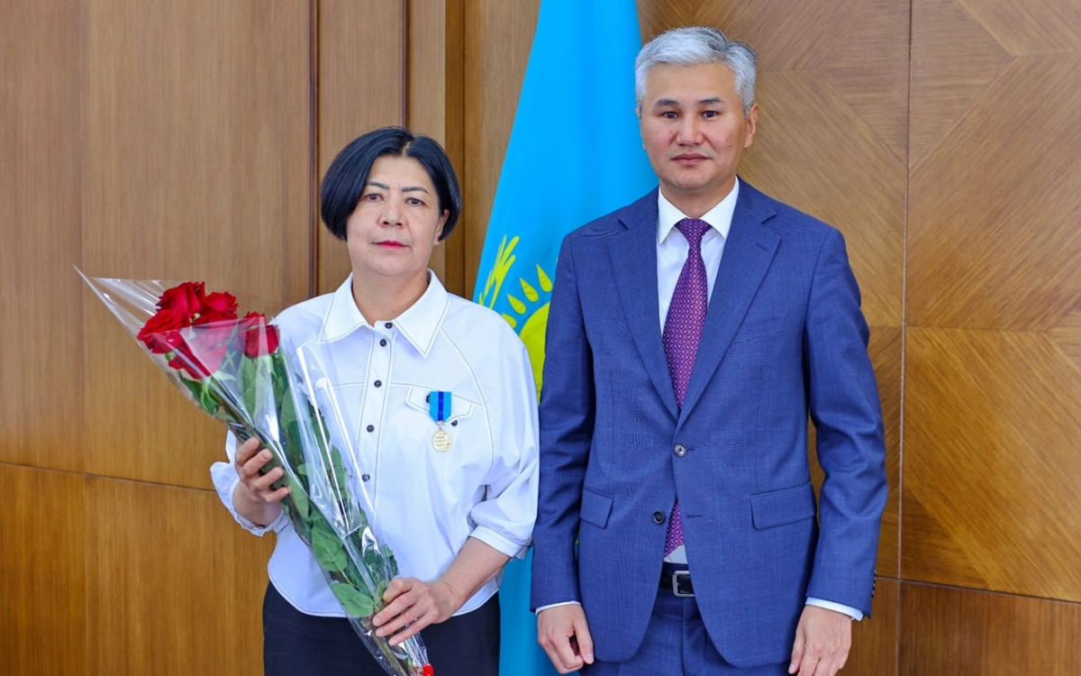 Ұлытау облысының әкімі педагогтерге мемлекеттік наградалар табыс етті
