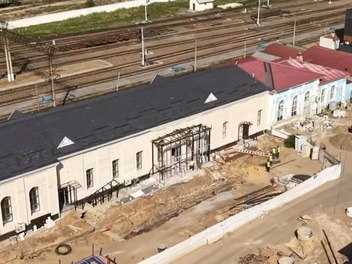 Ақтөбеде теміржол вокзалының бір бөлігі жекенің қолында қалд
