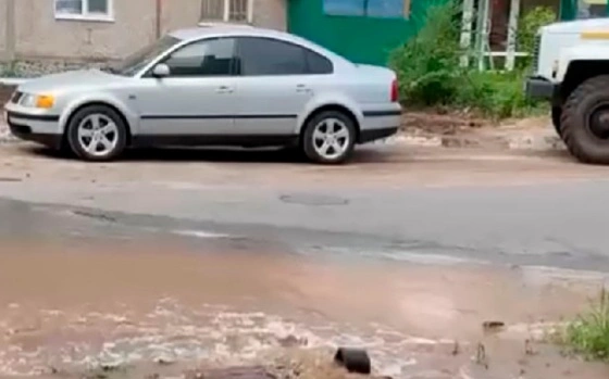 Порыв на водопроводе в Костанае оставил без воды ряд жилых домов