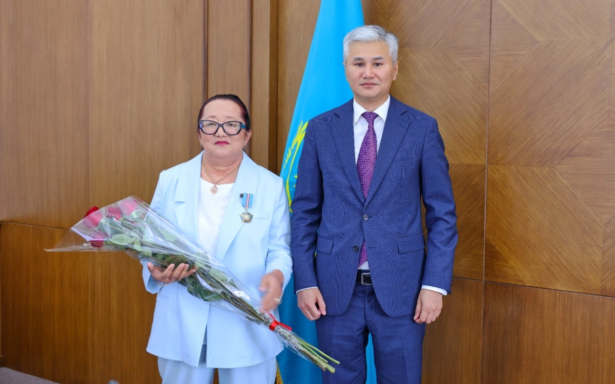Ұлытау облысының әкімі педагогтерге мемлекеттік наградалар табыс етті