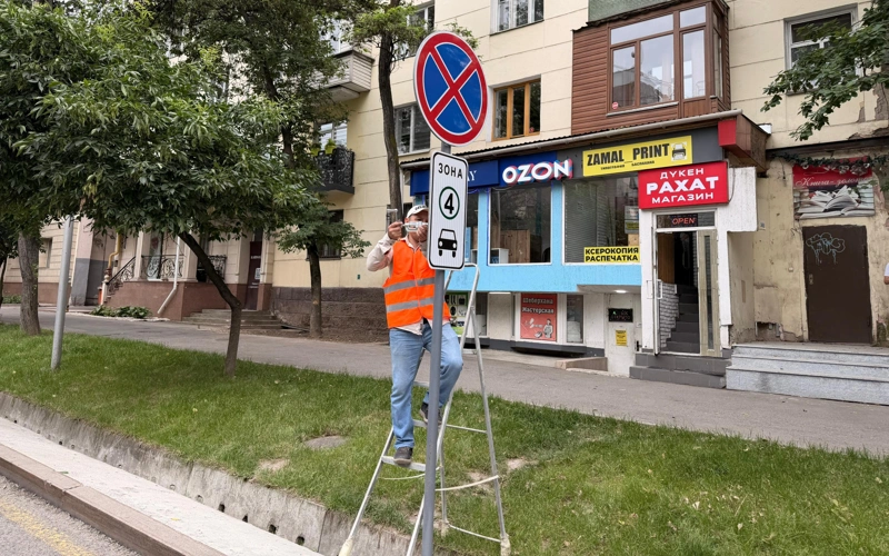 Алматыда LEZ жобасы аясында жол белгілері орнатылып жатыр