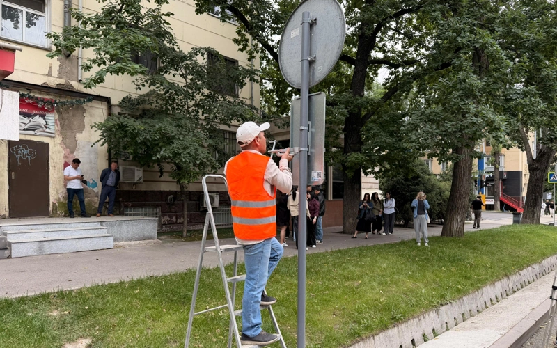 р
