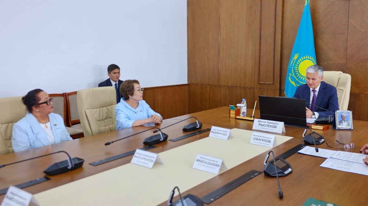 Ұлытау облысының әкімі педагогтерге мемлекеттік наградалар табыс етті