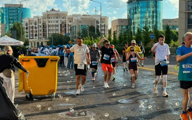 Участники Astana Half Marathon собрали мусор во время забега