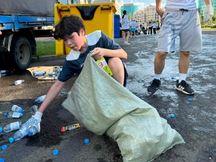 Участники Astana Half Marathon собрали мусор во время забега в поддержку акции &laquo;Таза Қазақстан&raquo;
