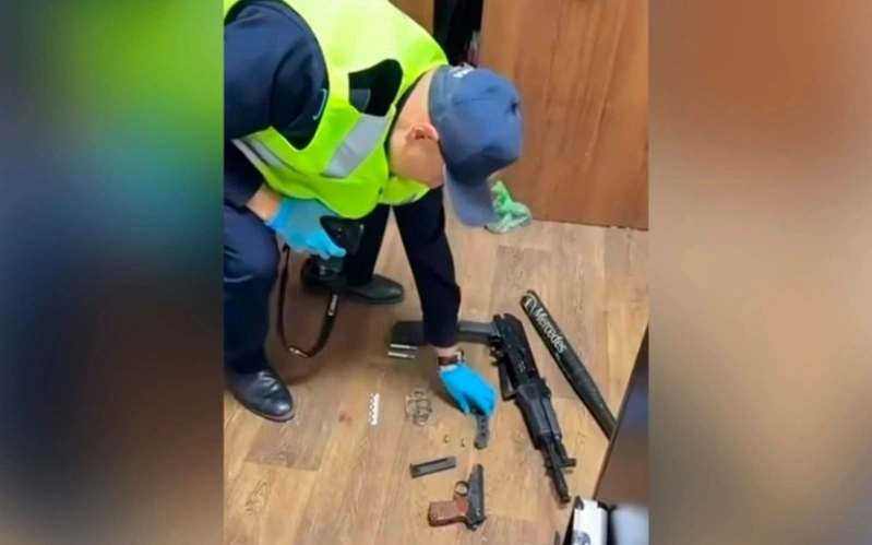 Арсенал с подозрительными предметами нашли в багажнике на въезде в Алматы