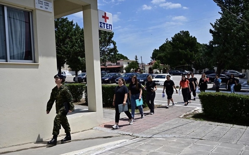 First female volunteers begin military service in Greece Greece, army, volunteers, women