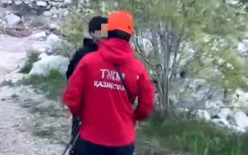 Сәтбаев шыңынан төмен түсу кезінде 16 жастағы екі турист Треугольник шыңының маңында бағыттан жаңылып, қараңғы түскен соң олар жолды өз бетінше жалғастыра алмай, құтқарушылардан көмек сұраған.
