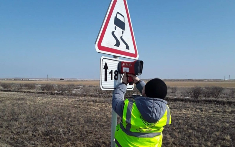 Более 140 тысяч дорожных знаков проверят в Казахстане