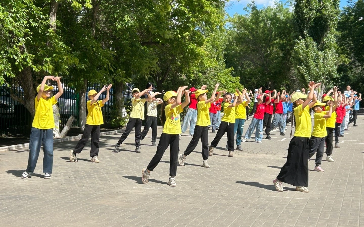 Ақтөбелік оқушылар Димаш Құдайбергеннің жанкүйерін сән-салтанатпен қарсы алды 