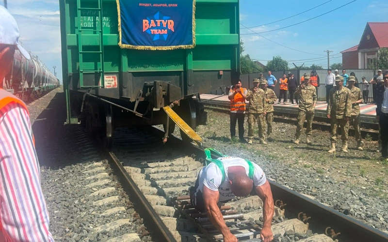 Атыраулық құтқарушы 165 тонналық 7 вагонды сүйреп, ел рекордын жаңартты