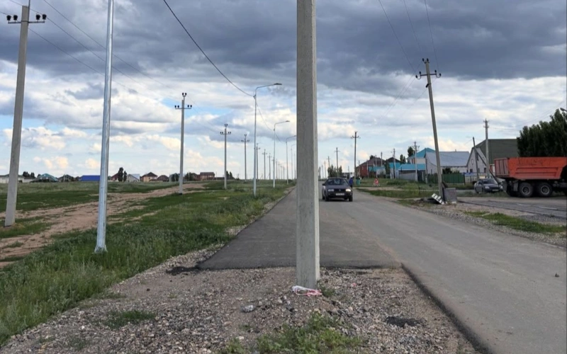 Ақтөбеде жаңа асфальттың қақ ортасында электр бағанасы қалып қойған