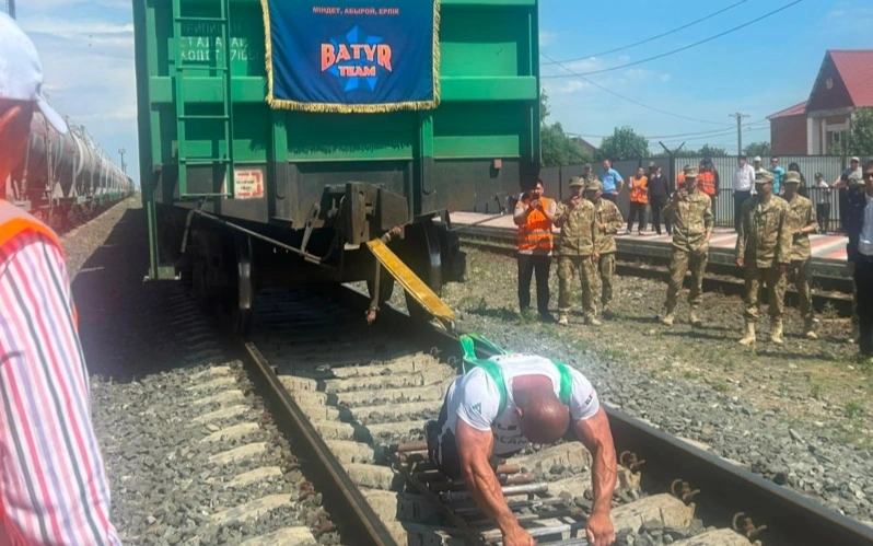 Спасатель из Атырау обновил рекорд страны, протащив 7 вагонов весом 165 тонн