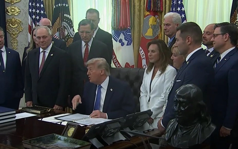 После многомесячного спора Трамп подписал закон о финансировании иммиграционных служб США