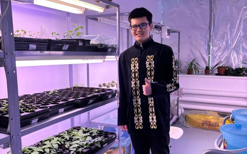 Elordalyq oqýshy sırek kezdesetin gúlderdi ósiredi