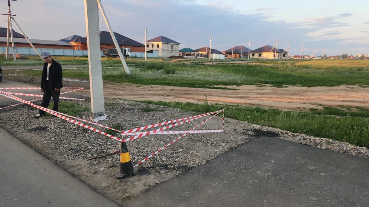 Ақтөбеде жаңа асфальттың қақ ортасында электр бағанасы қалып қойған