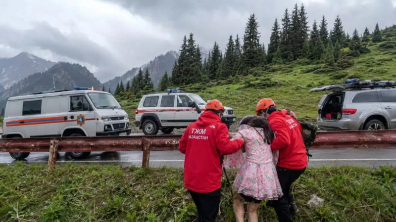 大阿拉木图湖山区发生事故 雪豹救援队成功转运受伤中国游客
