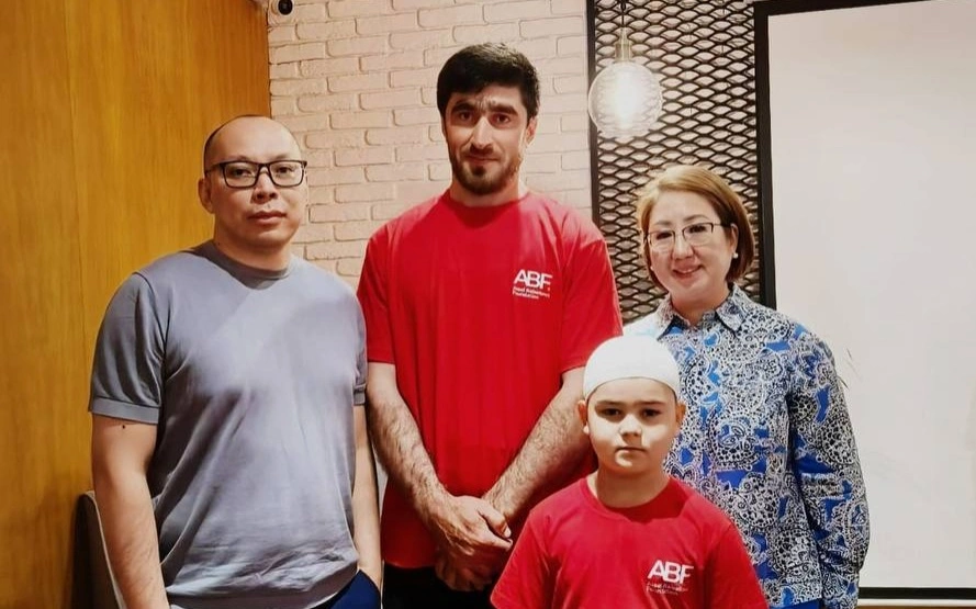 Үш жыл бұрын өмір сыйлаған донор мен 7 жастағы бала алғаш рет кездесті