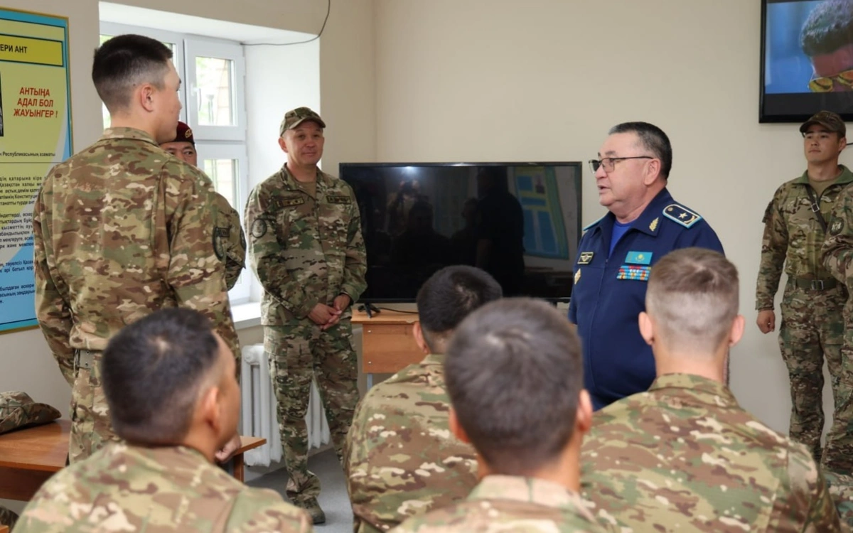 Астанада Қорғаныс министрінің орынбасары әскери бөлімдерді тексерді 