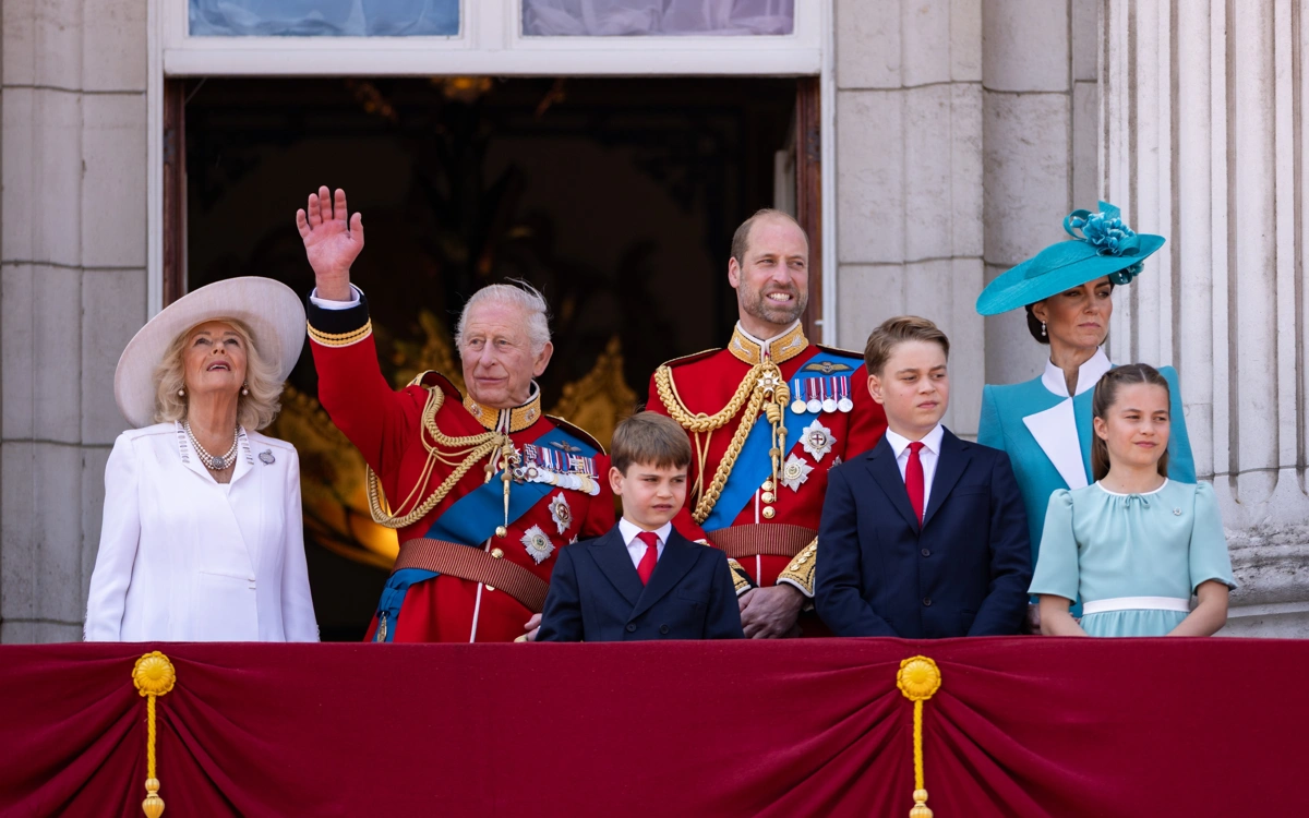 Myńdaǵan adam Londonda korol III Charlzdiń týǵan kúnine arnalǵan sherýge jınaldy