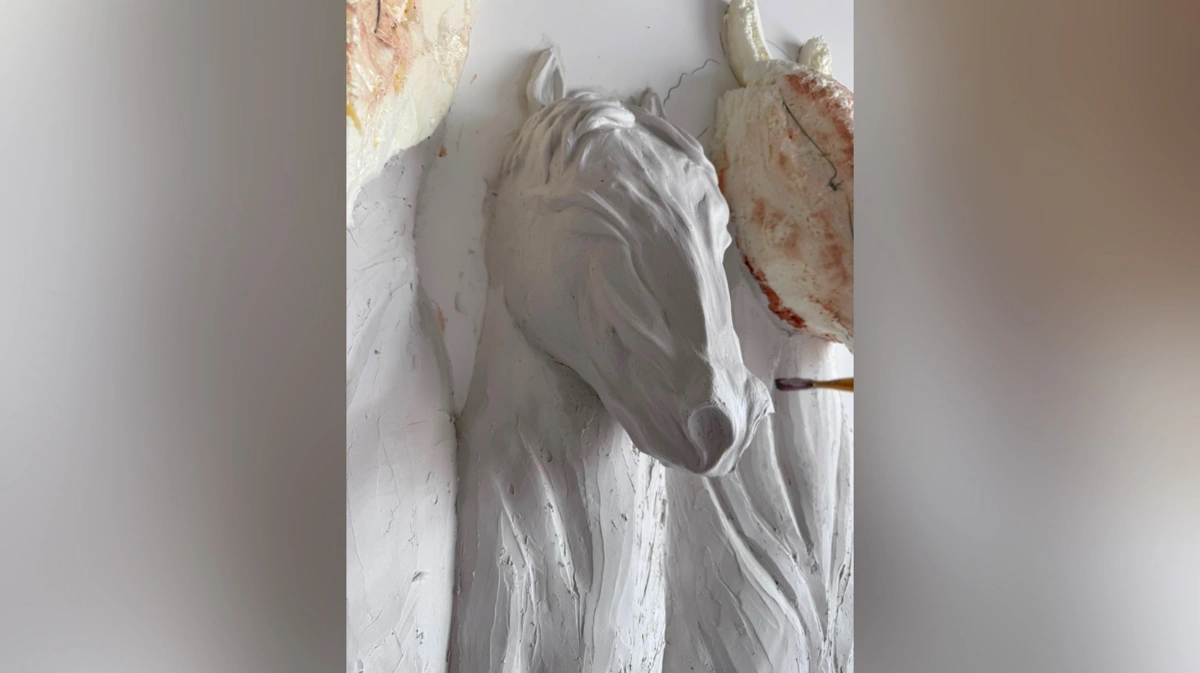 Bederli óner barelef: qabyrǵaǵa jan bitirgen sheber