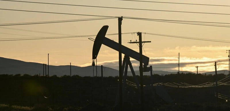 Gold climbs, oil falls after U.S.–Iran peace deal