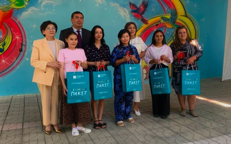 Тараздағы балалар үйінің тәрбиеленушілері көптен күткен пәтер кілттерін алды