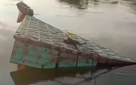 Павлодарда 34 млн теңгеге жөнделген понтон көпір тағы да суға батып кетті