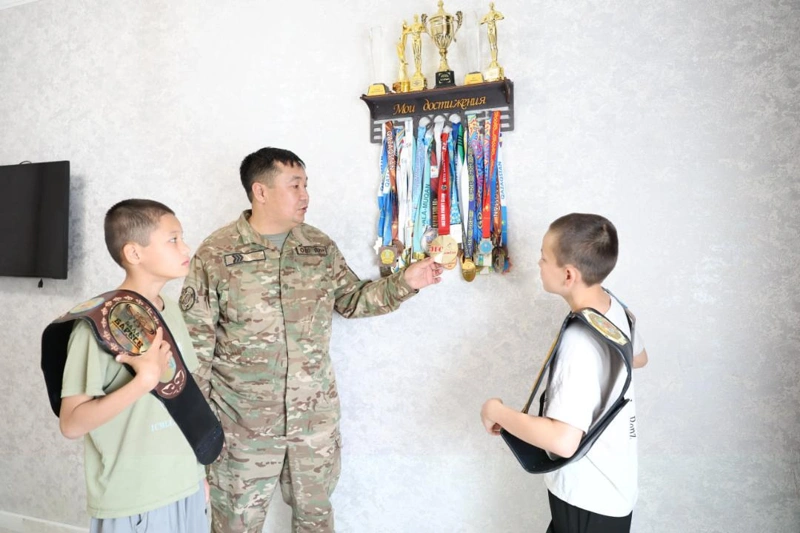 Погондағы әкелер: ұландықтар балаларын қалай тәрбиелейді