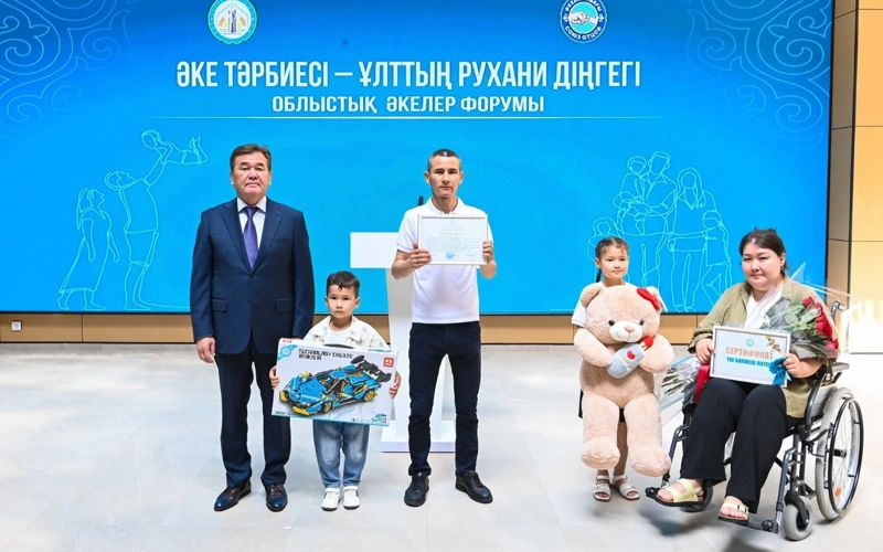 Үш бөлмелі пәтер еңбегімен үлгі болған әкеге табысталды