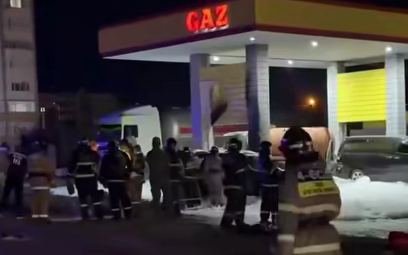 Ақтөбеде газ құю бекетінде тұрған көлік өртеніп, үш адам жанып кетті