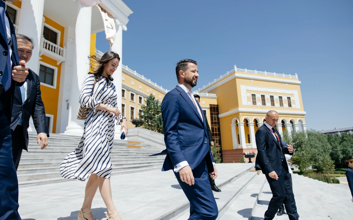 Президент Черногории встретился в Астане со студентами MNU