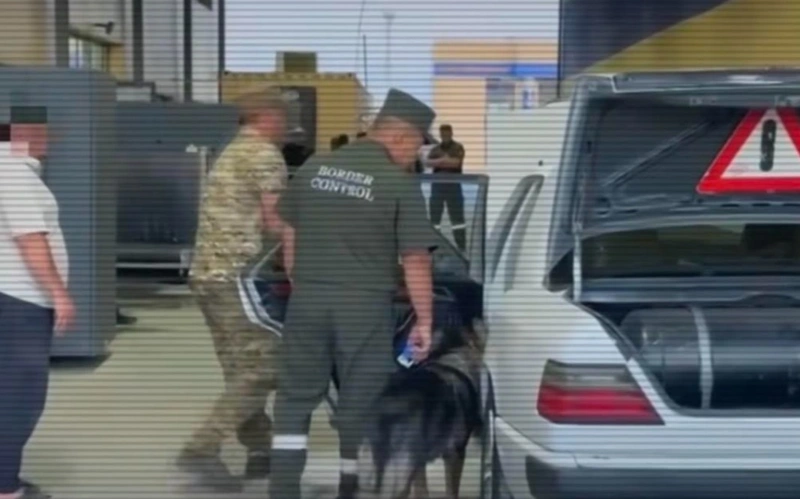 Полицейские обнаружили автобус с тайниками для перевозки топлива на границе РК