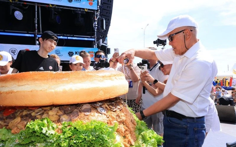 巴尔喀什旅游节吸引7.5万名游客参与