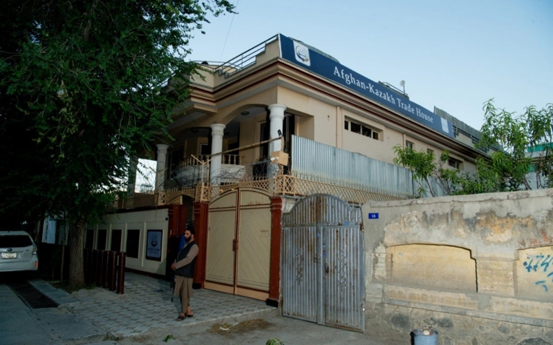 Qazaqstan Kabýlda saýda úıin ashty