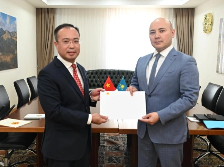 越南新任驻哈大使向哈外交部递交国书副本